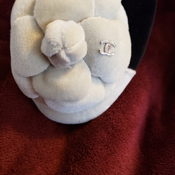 BRAND NEW NEVER WORN CHANEL FLATS - Picture 3 of 4